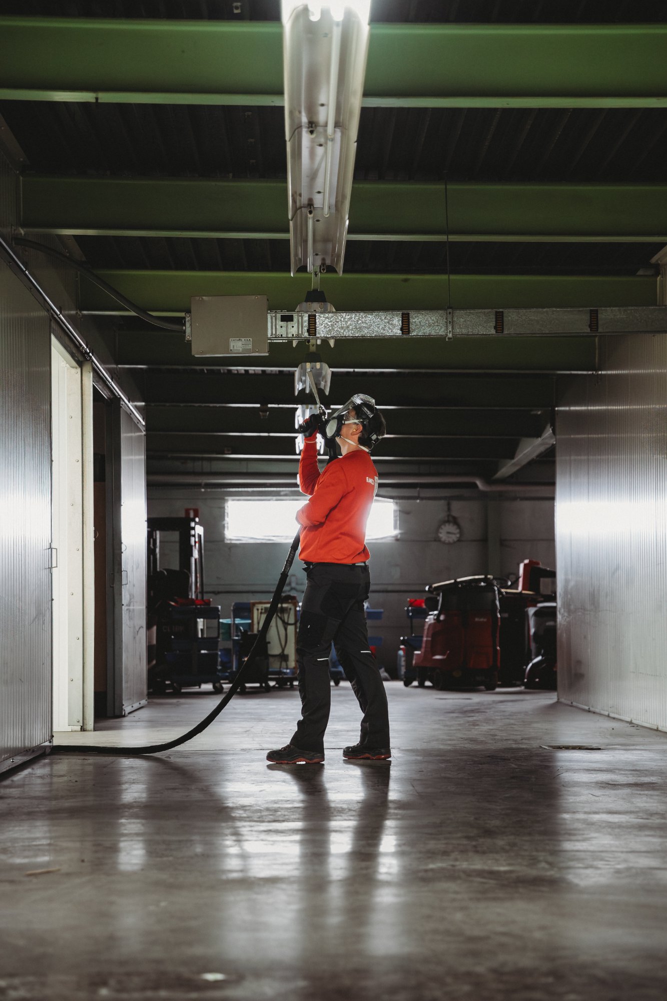 Droogijsstralen in industriële hal