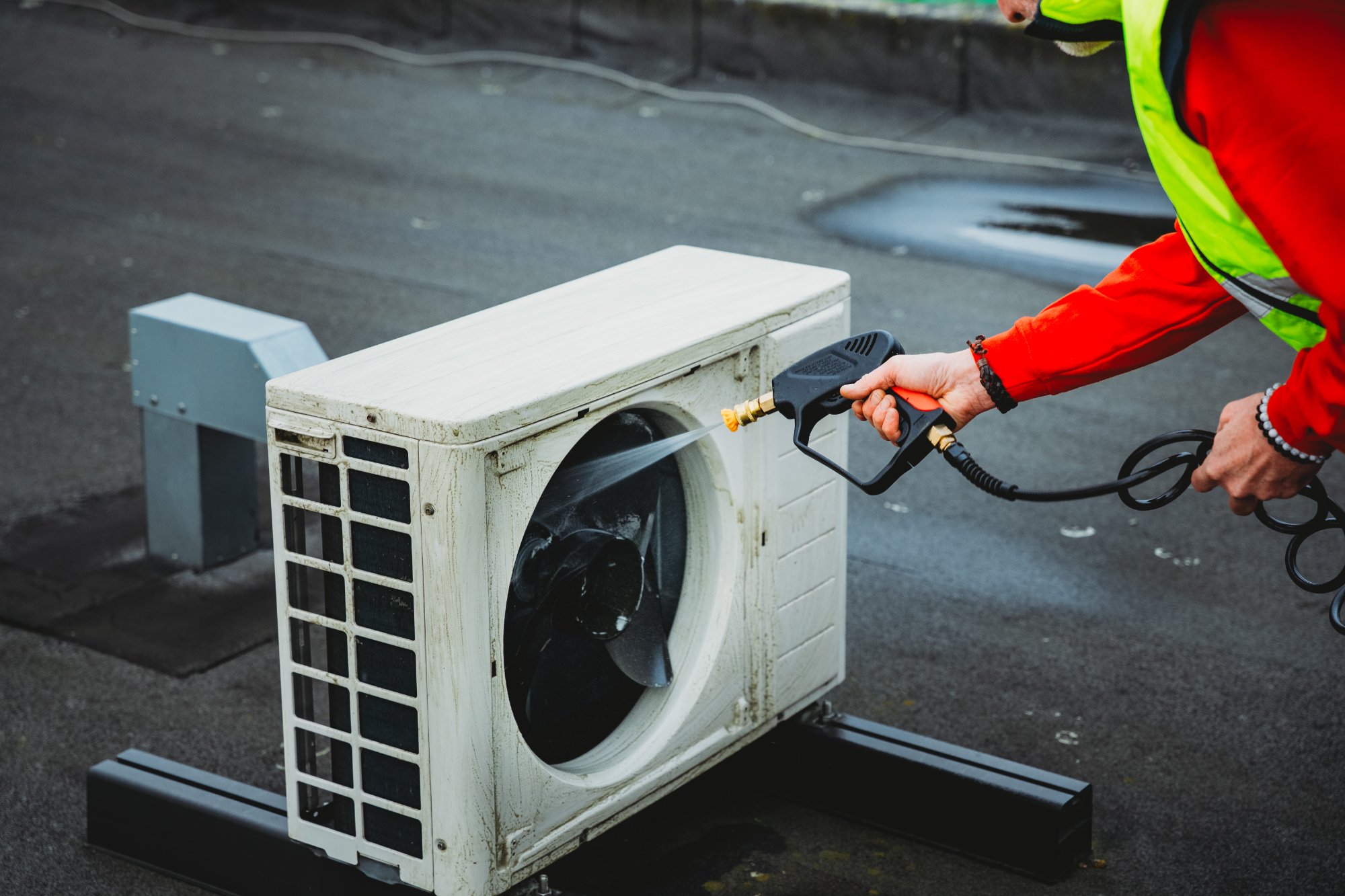 Hogedrukreiniging aircotoestel op dak